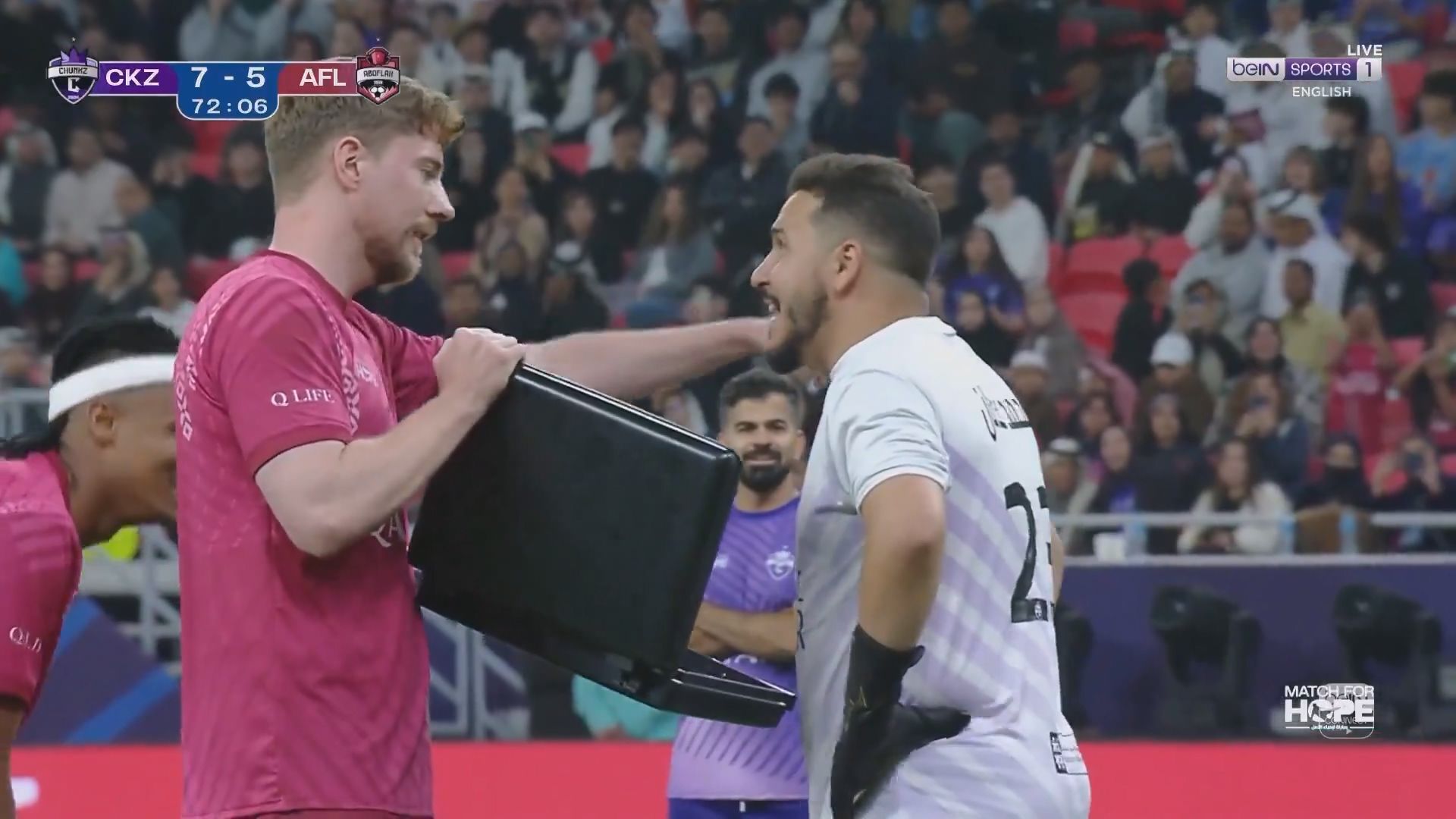 全球第一网红贿赂门将！用一万美元现金实现进球