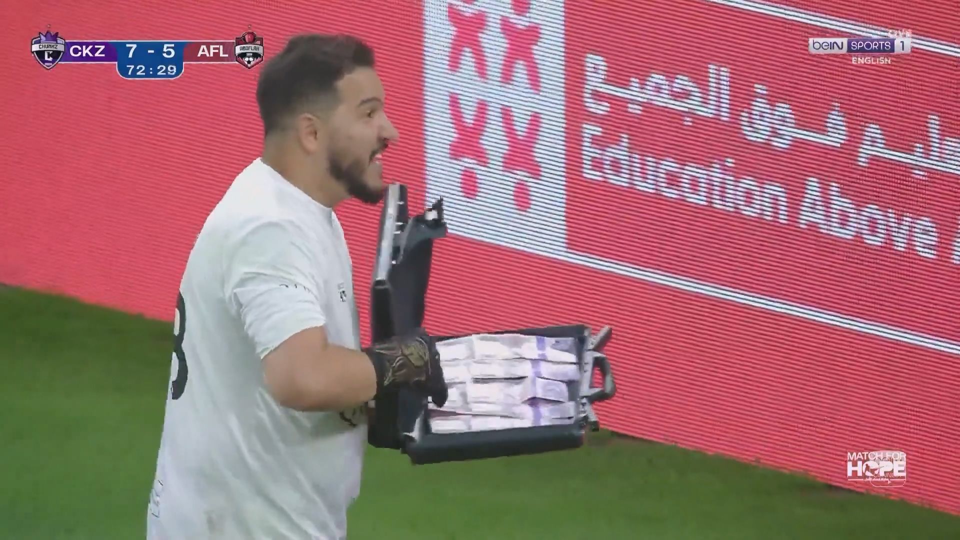 全球第一网红贿赂门将！用一万美元现金实现进球